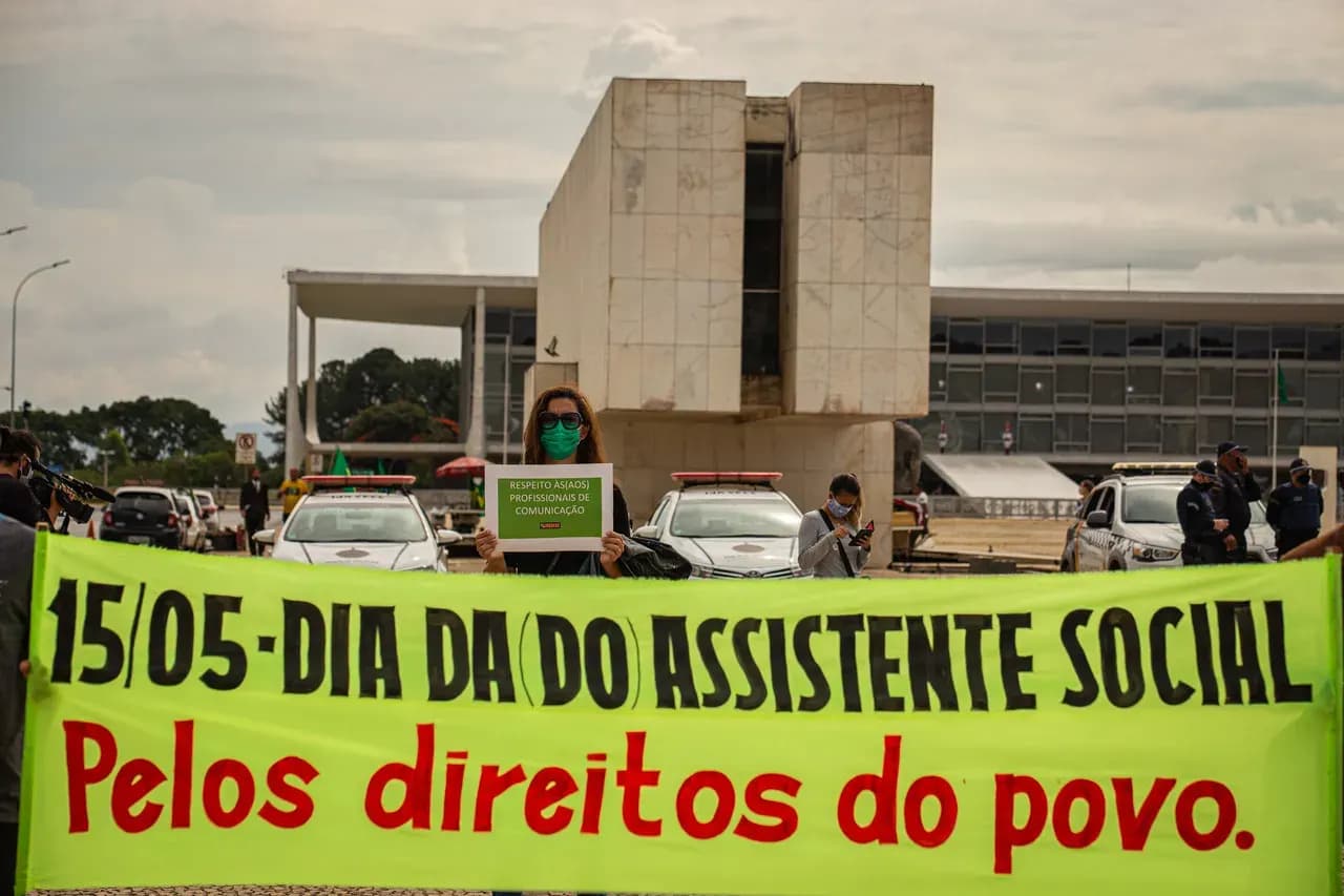 15 de Maio – Dia da/o Assistente Social