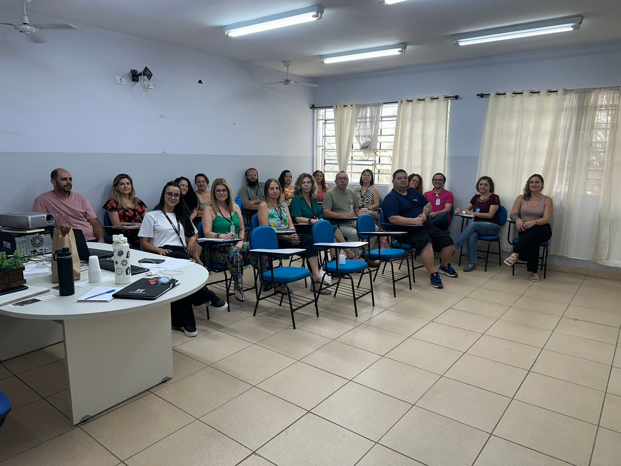 Sala de treinamento com profissionais do SUAS em formação presencial