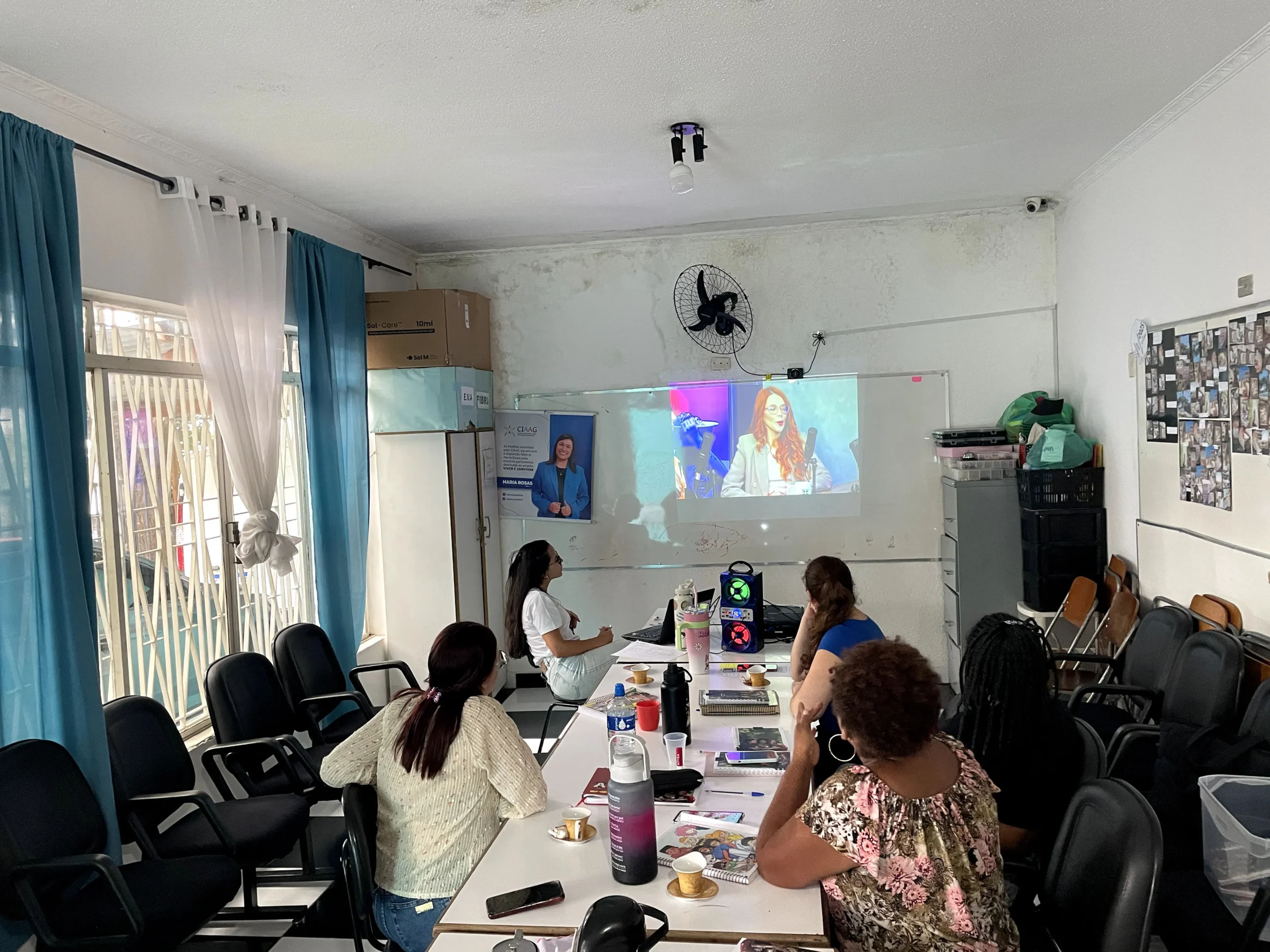 Turma reunida durante atividade coletiva em uma unidade socioassistencial