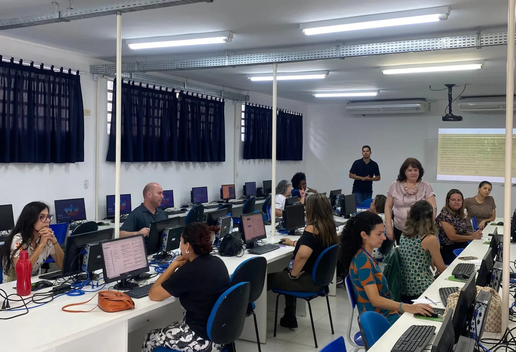 Turma de profissionais do SUAS em treinamento num laboratório de informática